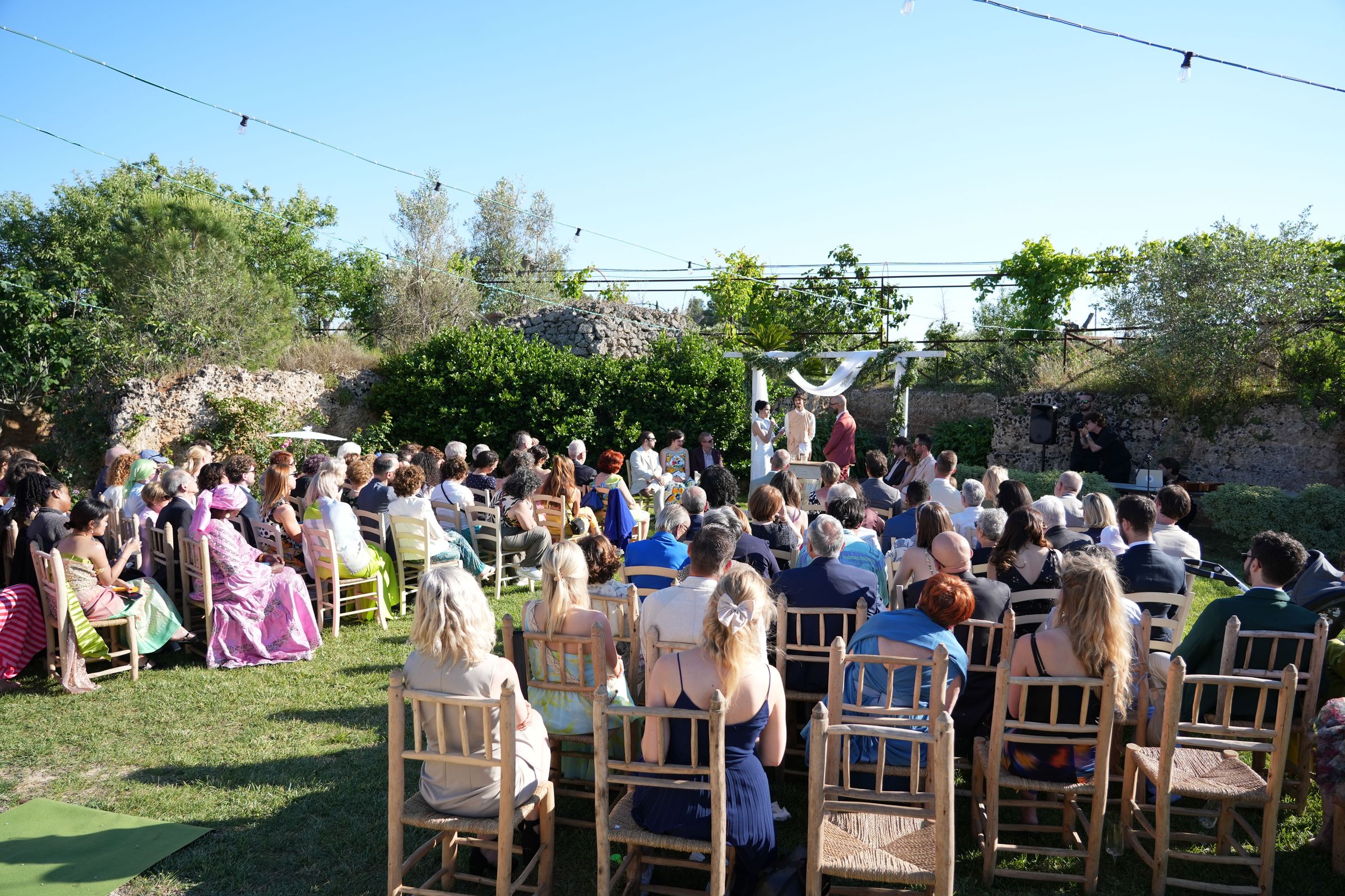 Luxury Wedding Planner Puglia: an outdoor ceremony in the quarry garden of Li Calizzi, Salento.